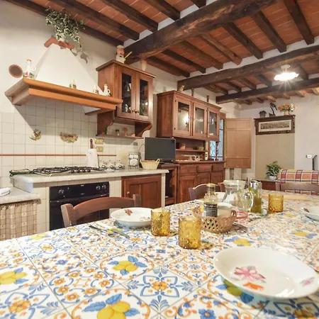 Holiday home Gorgeous In With Kitchen Gombitelli