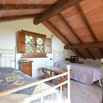 3 Bedroom Lovely In בית נופש Gombitelli